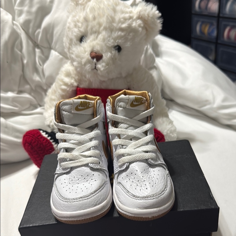 Nike Kids White and Gold Sneakers

Price is firm